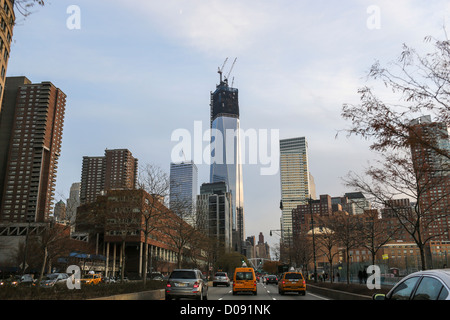 Fahrzeugverkehr bewegt sich entlang der West Side Highway in der Nähe des World Trade Center Gebäude in New York City. Stockfoto
