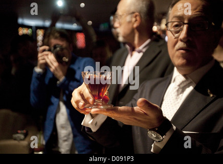 Salvatore Calabrese Vorbereitung einen Cocktail heute zum Preis von 5.500 EUR bei Salvatore Bar, 14 Old Park Lane, London (10.11.2012). Stockfoto