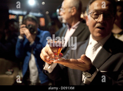 Salvatore Calabrese Vorbereitung einen Cocktail heute zum Preis von 5.500 EUR bei Salvatore Bar, 14 Old Park Lane, London (10.11.2012). Stockfoto