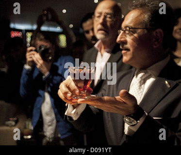 Salvatore Calabrese Vorbereitung einen Cocktail heute zum Preis von 5.500 EUR bei Salvatore Bar, 14 Old Park Lane, London (10.11.2012). Stockfoto