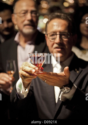 Salvatore Calabrese Vorbereitung einen Cocktail heute zum Preis von 5.500 EUR bei Salvatore Bar, 14 Old Park Lane, London (10.11.2012). Stockfoto