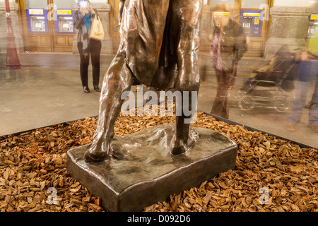 Original Auguste Rodin-Skulptur auf dem Display in der Straße in Las Palmas, Gran Canaria im Dezember 2010 Stockfoto