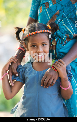 Lächelnd, glücklich ländlichen Indianerdorf Mädchen und ihre Mutter. Andhra Pradesh, Indien Stockfoto