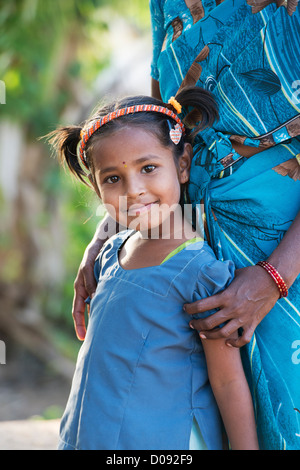 Lächelnd, glücklich ländlichen Indianerdorf Mädchen und ihre Mutter. Andhra Pradesh, Indien Stockfoto