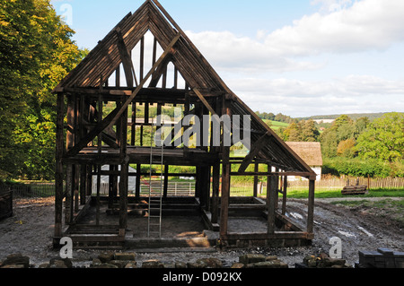 Work In Progress. Die Rekonstruktion Tindalls Hütte von Ticehurst im Weald und Downland Open Air Museum. Stockfoto