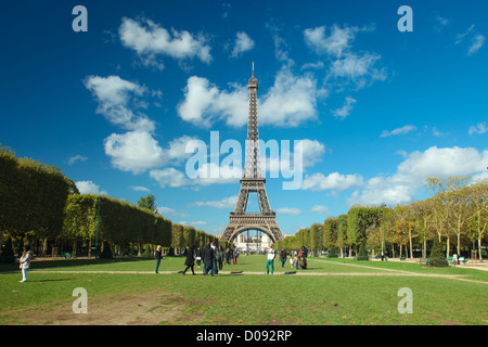 PARIS - OKTOBER 12. Touristen auf dem Eiffelturm am 12. Oktober 2012 in Paris, Frankreich. Stockfoto