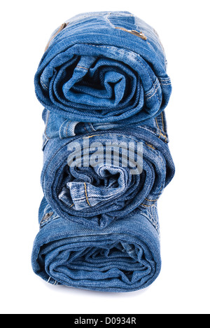 Stapel von verschiedenen Schattierungen von blau Jeans auf weißem Hintergrund Stockfoto