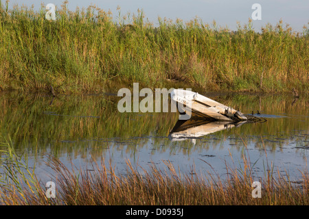 New Orleans, Louisiana - ein Boot durch den Hurrikan Katrina zerstört bleibt in einem Kanal östlich von New Orleans sieben Jahre nach dem Sturm. Stockfoto