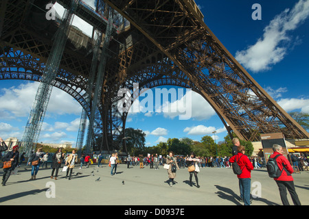 PARIS - OKTOBER 12. Touristen am Fuße des Eiffelturms auf 12. Oktober 2012 in Paris, Frankreich. Stockfoto