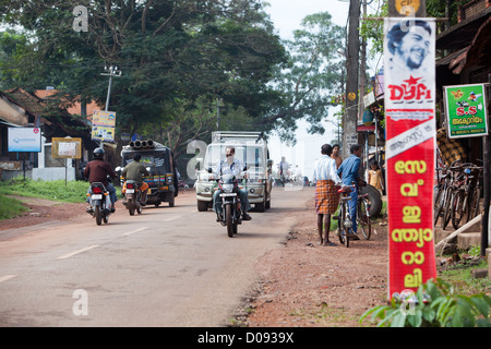 STADTVERKEHR AUF A STREET IN NEDUNGOLAM KERALA SÜD-INDIEN ASIEN Stockfoto