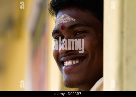 PORTRÄT VON EINEM HINDU MIT DER TILAK TIKA ODER BINDI GEMALT AUF SEINER STIRN NEDUNGOLAM KERALA SÜD-INDIEN ASIEN Stockfoto