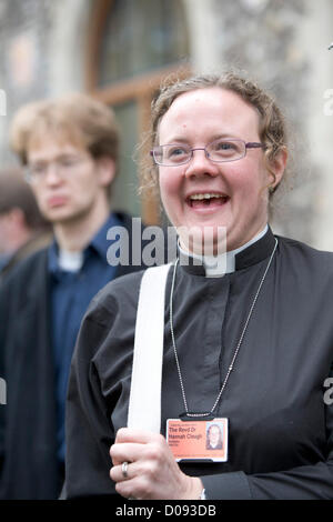 20. November 2012. London UK. Reverend Hannah Cleugh steht vor Kirche Haus in London. Der Church Of England Dachverband Synode wird später heute über ob Frauen Bischöfe dürfen abstimmen. Stockfoto