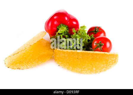 Taco-Schalen mit Gemüse isoliert auf weißem Hintergrund Stockfoto