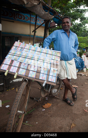 LOTTERY TICKETVERKÄUFER AUF DEM MARKT IN PARAVUR PARAVUR KERALA SÜD-INDIEN ASIEN Stockfoto