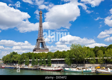 Paris Eiffelturm mit Booten über den Fluss im Vordergrund Frankreich Europa EU Stockfoto