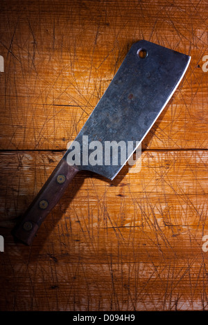 Alte Metzgerei Hackmesser auf einem Schreibtisch aus Holz Stockfoto