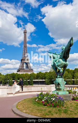 Paare, Hochzeit fotografiert in Pont de Bir-Hakeim mit dem Eiffelturm im Hintergrund Paris Frankreich EU Europa Stockfoto