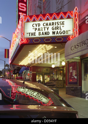 Leuchtreklame und Eingang des renovierten Castro Theatre, San Francisco, spiegelt sich in einem nahe gelegenen Auto. Stockfoto