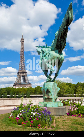 Bronze-Statue auf der Pont de Bir-Hakeim mit dem Eiffelturm im Hintergrund Paris Frankreich EU Europa Stockfoto