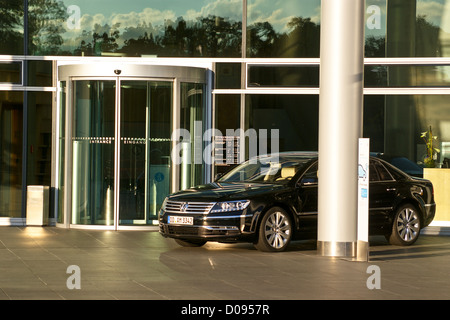 Gläsernen Manufaktur von Gunter Henn, 2002, Volkswagen Phaeton "Glashütte", Lennéstraße 1, Dresden, Sachsen, Sachsen, Deutschland Stockfoto