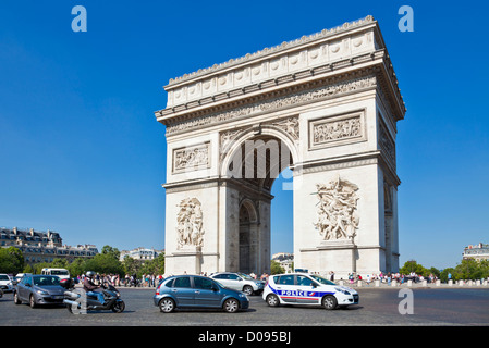 Dichten Verkehr rund um den Kreisverkehr am Arc de Triomphe und der Champs Elysees Paris Frankreich EU Europa Stockfoto