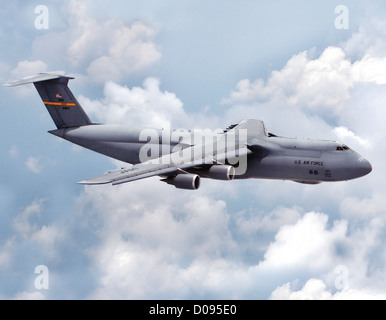 Die Lockheed Martin C-5M Super Galaxy ist ein großes militärisches Transportflugzeug. In diesem Bild ist er im Flug zu sehen und zeigt seine enorme Größe und Fähigkeit, schwere Fracht über große Entfernungen zu transportieren. Stockfoto