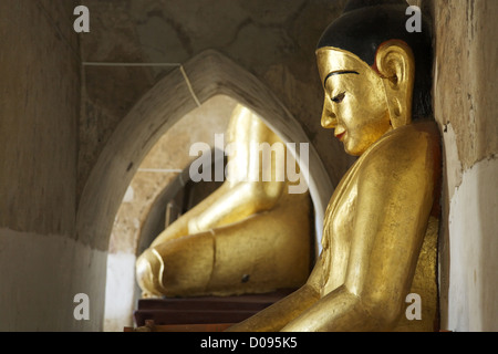 Buddha-Statue im Inneren Gawdawpalin Pahto, Bagan Stockfoto