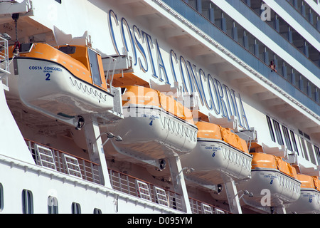 ZEIGEN SIE COSTA CONCORDIA-RETTUNGSBOOTE AN, DIE DIESES BOOT ALS SCHIFFBRÜCHIGER AUF FREITAG, 13. JANUAR 2012 AB KÜSTE TUSCANY COSTA CROCIERE COSTA KREUZFAHRTEN Stockfoto