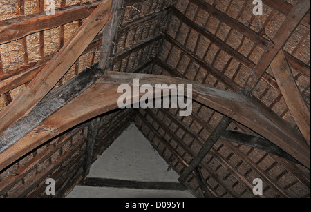 Der Basis Cruck Bogen innerhalb der mittelalterlichen Halle aus Boarhunt, rekonstruiert im Weald und Downland Open Air Museum, Singleton. Stockfoto