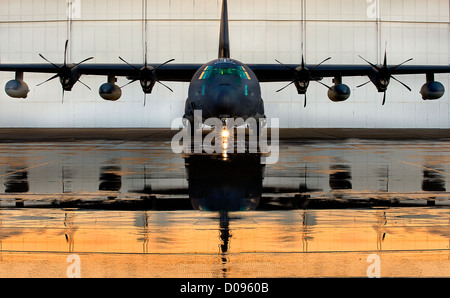 Der HC-130J Combat King II ist eine Spezialvariante des C-130J Super Hercules, entwickelt für die Bergung von Personal und Such- und Rettungseinsätze, mit fortschrittlicher Avionik und erweiterter Reichweite. Stockfoto