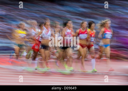 Morgan Uceny (USA) und Ekaterina Kostetskaya (RUS) führen die Packung in die Frauen 1500m-Halbfinale bei den Olympischen Sommerspielen Stockfoto