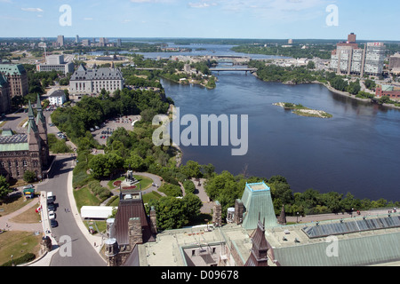 BLICK OTTAWA ALEXANDRA BRIDGE OTTAWA RIVER CITY GATINEAU (RUMPF) VON PEACE TOWER IM KANADISCHEN PARLAMENT PARLIAMENT HILL OTTAWA Stockfoto