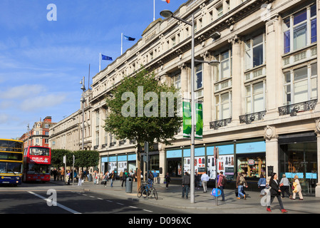 Straßenszene vor Clerys Kaufhaus vorne im Zentrum Stadt auf O'Connell Street, Dublin, Süden von Irland, Eire Stockfoto