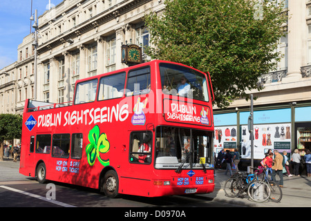 Rote offene Top Doppeldecker Hop on Hop off City Sightseeing Tour-Bus wartet auf O'Connell Street, Dublin, Süden von Irland, Eire Stockfoto