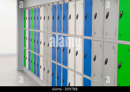 Reihe von grünen, blauen und grauen Schließfächer auf dem Flur eine moderne Mittelschule. Stockfoto