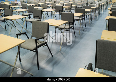 Die Haupthalle des modernen Mittelschule dargelegt für Prüfungen mit Reihen von Tischen und Stühlen. Stockfoto