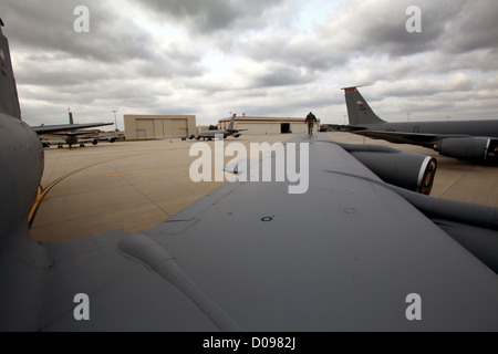 Techn. Sgt. Benjamin Barnes, je mit der 108. Wing, New Jersey Air National Guard, führt eine Vorflugkontrolle auf Stockfoto