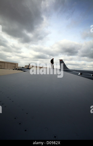 Techn. Sgt. Benjamin Barnes, je mit der 108. Wing, New Jersey Air National Guard, führt eine Vorflugkontrolle auf Stockfoto