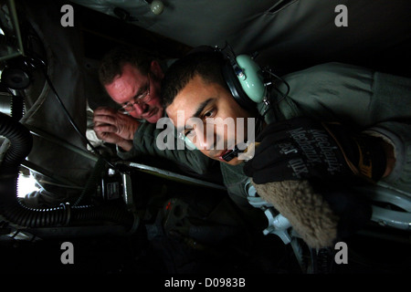 Flieger 1. Klasse Jonathan Carmona, Vorder- und techn. Sgt. Benjamin Barnes, beide Crewchiefs mit der 108. Wing, New Jersey Air National Guard, führen eine Vorflugkontrolle auf eine KC-135R Stratotanker am Joint Base McGuire-Dix-Lakehurst, New Jersey, Nov.18, 2012 Stockfoto