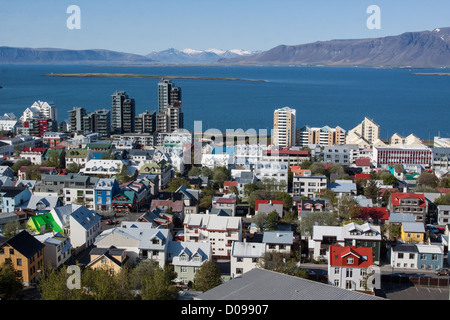 GESAMTANSICHT VON REYKJAVIK STADTZENTRUM UND DEN KOLLAFJORDUR FJORD VOM TURM DER HALLGRÍMSKIRKJA DOM REYKJAVIK ISLAND Stockfoto