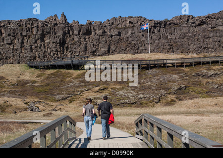 TOURISTEN FLANIEREN IM EHEMALIGEN PARLAMENT WEBSITE ISLAND ODER ALTHING VON 930 1843 ALS WELTKULTURERBE UNESCO AUFGEFÜHRT Stockfoto