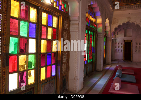 Licht kommt durch die bunten Glasfenster auf Mehra Mehrangarh Fort Jodhpur, Rajasthan, Indien Stockfoto