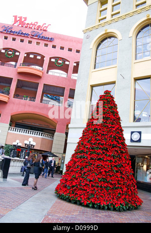 Westfield Horton Plaza Shopping Center Eingang, San Diego, USA. Ein Weihnachtsstern Christmas Tree begrüßt Shopper. Stockfoto