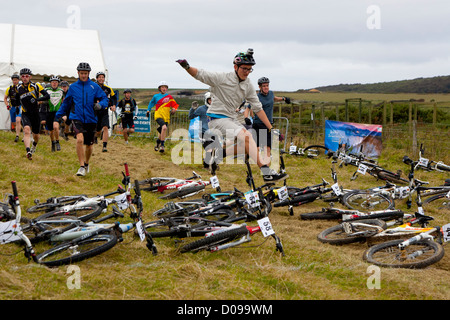 Isle Of Wight Cycling Festival Fahrrad Zyklus Helm Bergschuhe zurück packen Kleidung Rennsport Straße Spur Weg Maultierweg Landschaft Stockfoto