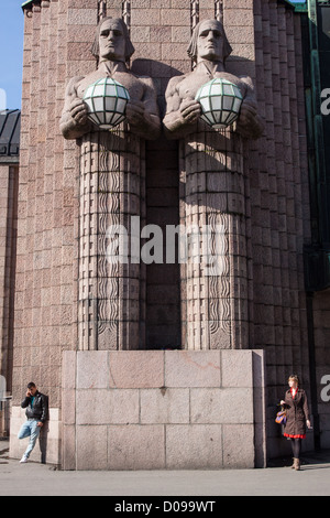 FASSADE DES HELSINKI TRAIN STATION EMBLEMATISCHE ARCHITEKTUR IN NATIONALEN ROMANTISCHEN STIL ODER JUGENDSTIL HELSINKI FINNLAND EUROPA Stockfoto