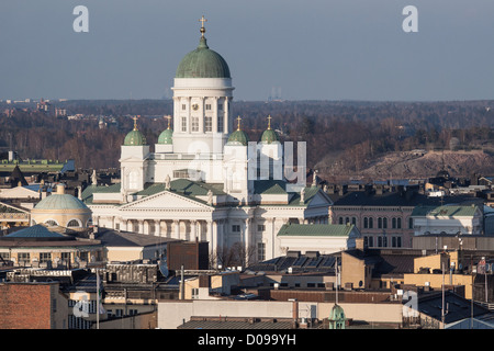 BLICK TUOMIOKIRKKO KATHEDRALE IN DER MITTE DES 19. JAHRHUNDERTS IM NEUGOTISCHEN STIL DÄCHER IM STADTZENTRUM TUOMIOKIRKKO KATHEDRALE HELSINKI Stockfoto