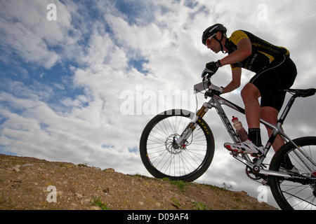 Isle Of Wight Cycling Festival Fahrrad Zyklus Helm Bergschuhe zurück packen Kleidung Rennsport Straße Spur Weg Maultierweg Landschaft Stockfoto