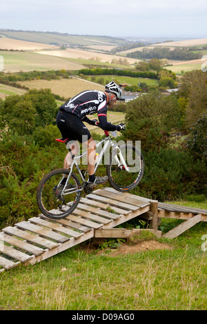 Isle Of Wight Cycling Festival Fahrrad Zyklus Helm Bergschuhe zurück packen Kleidung Rennsport Straße Spur Weg Maultierweg Landschaft Stockfoto