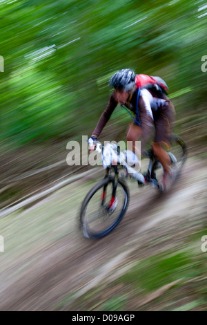 Isle Of Wight Cycling Festival Fahrrad Zyklus Helm Bergschuhe zurück packen Kleidung Rennsport Straße Spur Weg Maultierweg Landschaft Stockfoto