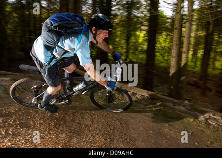 Isle Of Wight Cycling Festival Fahrrad Zyklus Helm Bergschuhe zurück packen Kleidung Rennsport Straße Spur Weg Maultierweg Landschaft Stockfoto